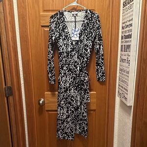 Diane Von Furstenberg Black and White Long Sleeve Wrap Dress sz.XS